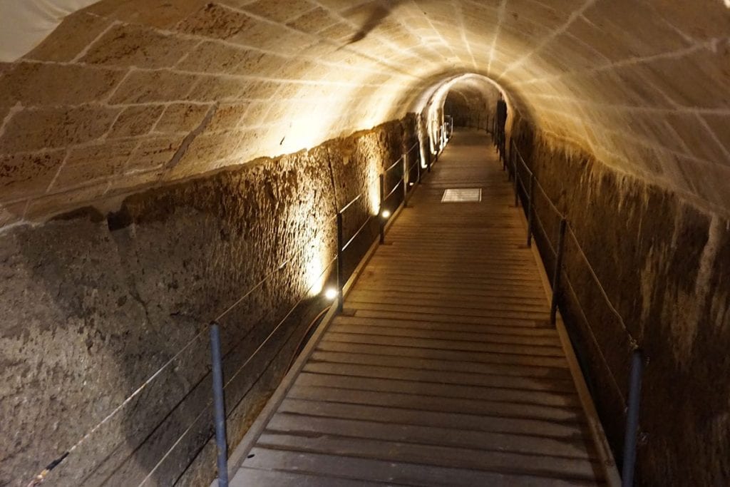 עכו העתיקה – אולמות האבירים הנמל ומנהרת הטמפלרים