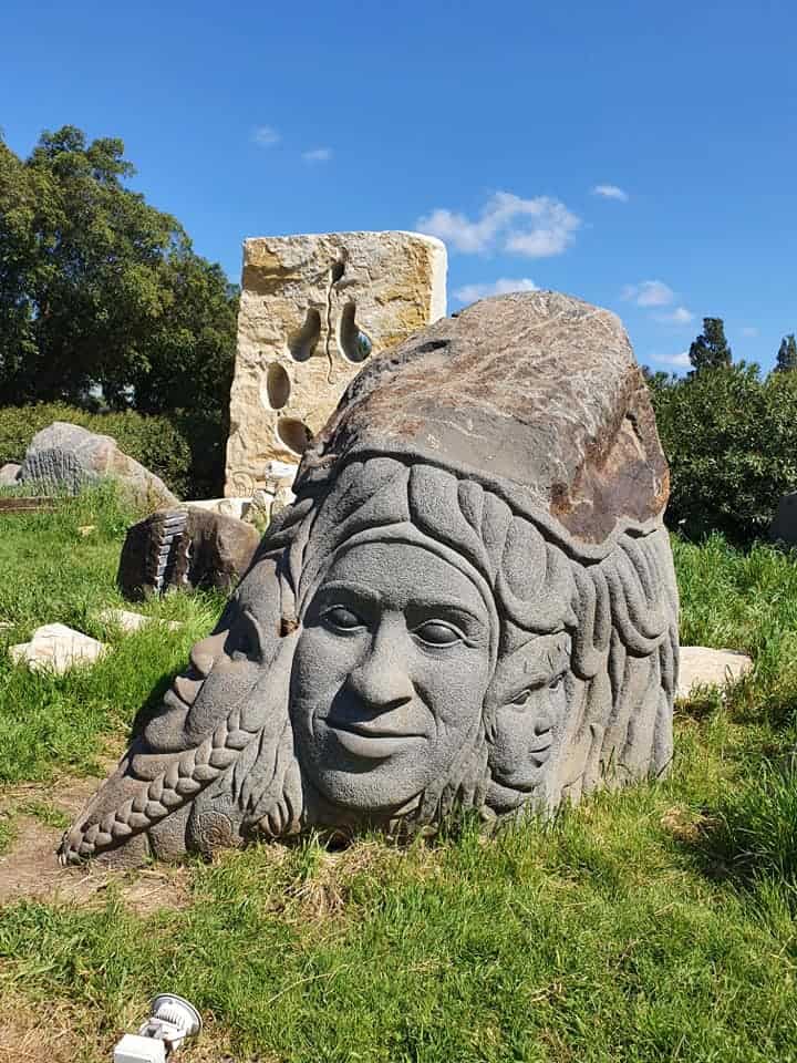פסל אבן של אישה בבזלטון