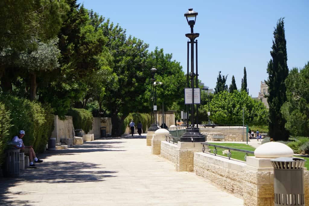 טיול לאורך טיילת ארמון הנציב בירושלים