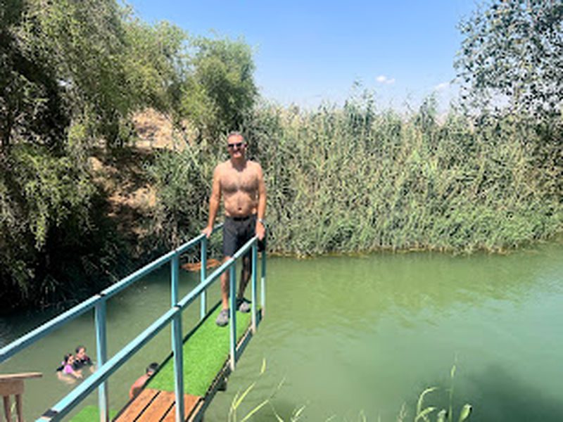גיל אהרוני מייסד "בא לי לטייל" בעין ארנון -ארץ המעיינות