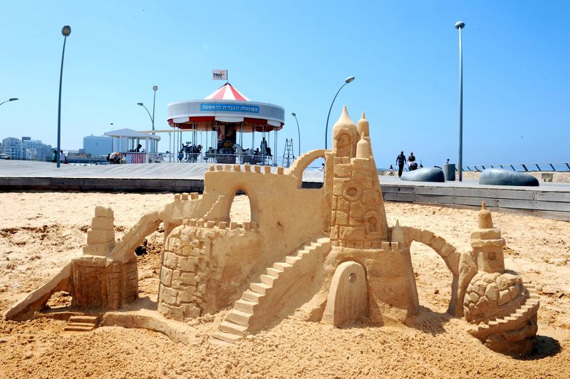 סדנת בניית ארמונות בחול חול המועד פסח בנמל תל אביב. צילום כפיר סיון