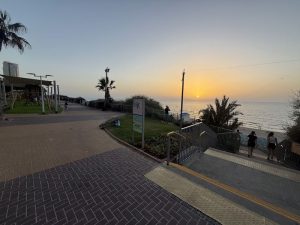 טיילת בת ים בשקיעה