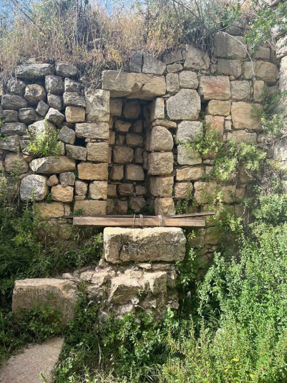 בור המים בחצר במצודת הונין