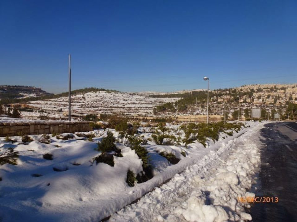 שלג יורד בירושלים